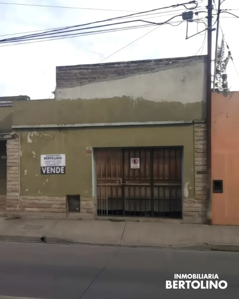 casa en venta 📌 b° hospital, lujánav. constitucion 1933, entre gamboa y leiva.●cuenta con (1)